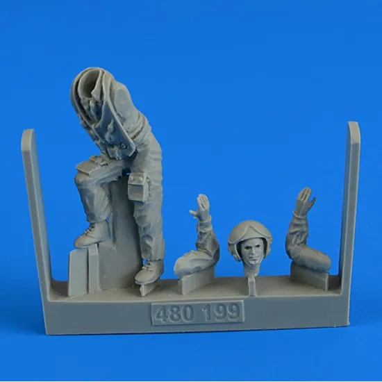 Aerobonus 480199 1/48 Russian Fighter Pilot On The Ladder Resin Kit