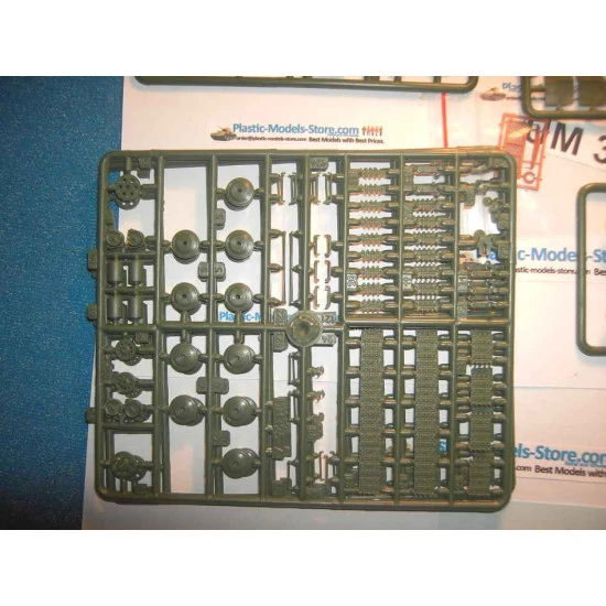 T-34/85 Soviet Tank w/S-53 Gun Red Army WWII 1/72 UM 328