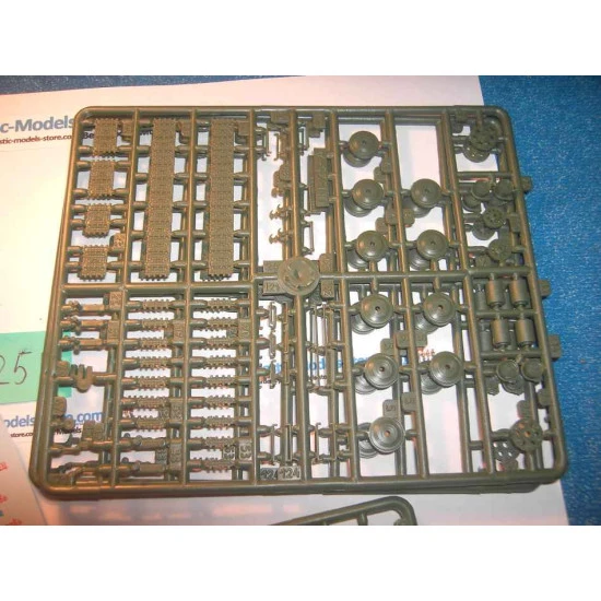 T-34/76 Soviet Tank M.1942 with Cast Turret WWII 1/72 UM 325