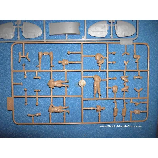 Spitfire LF.IXE with Soviet pilots & ground personnel 1/48 ICM 48802