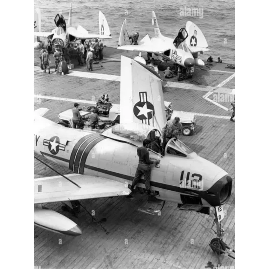 Lmg Ma-30 1/32 Aircraft Carrier Cva 31 Uss Bon Homme Richard Deck