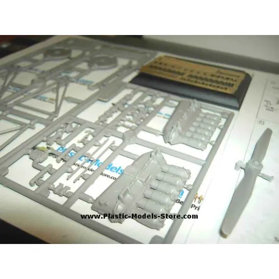 Mercedes D.III Engine with base and PE set WWI 1/32 Roden 623
