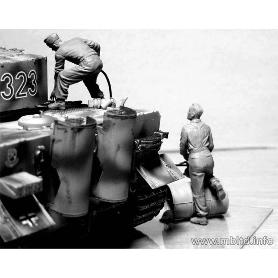 German Tankmen, WWII era 5 figures with fuel barrel 1/35 Master Box 35160
