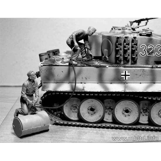 German Tankmen, WWII era 5 figures with fuel barrel 1/35 Master Box 35160