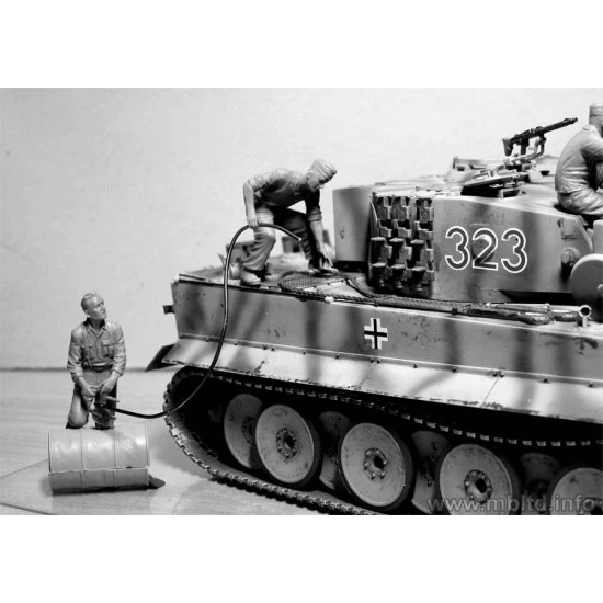 German Tankmen, WWII era 5 figures with fuel barrel 1/35 Master Box 35160