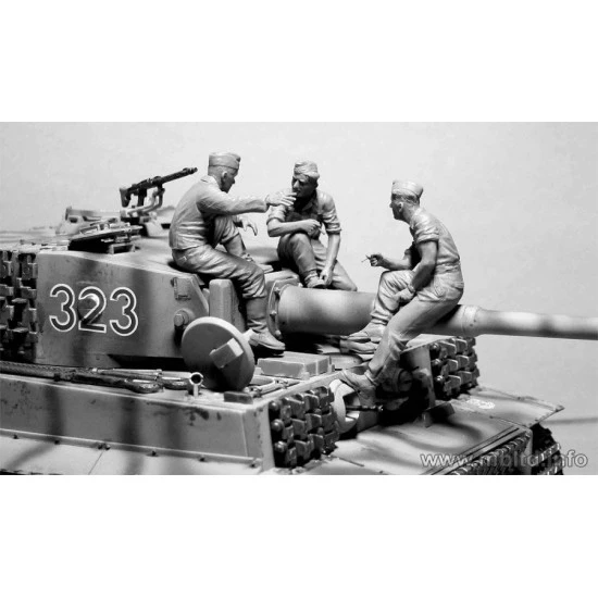 German Tankmen, WWII era 5 figures with fuel barrel 1/35 Master Box 35160