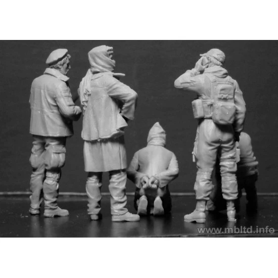 US Special Forces with a Taliban prisoner. Somewhere in the Middle East. Present day 5fig. 1/35 Master Box 35163