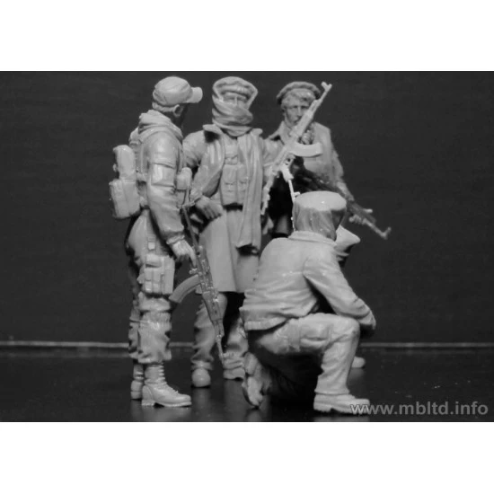 US Special Forces with a Taliban prisoner. Somewhere in the Middle East. Present day 5fig. 1/35 Master Box 35163