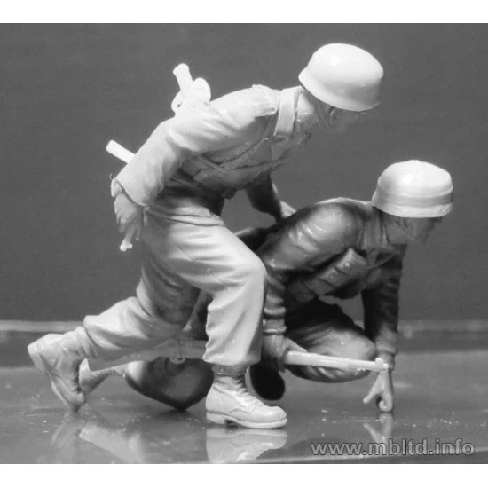 US and German paratroopers, the South of Europe 1/35 Master Box 35157