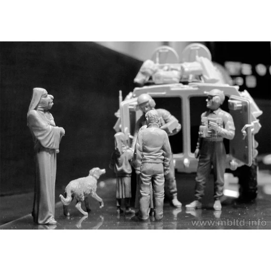 Here is Snickers, help yourself, please! US soldiers with children 8 fig Master Box 35159
