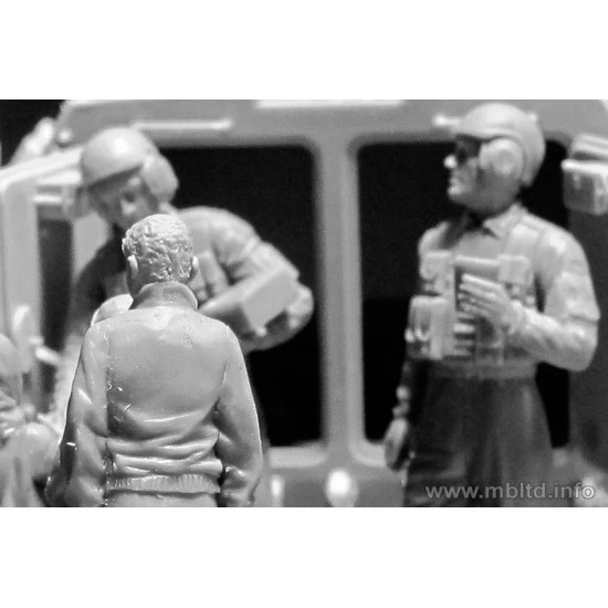 Here is Snickers, help yourself, please! US soldiers with children 8 fig Master Box 35159