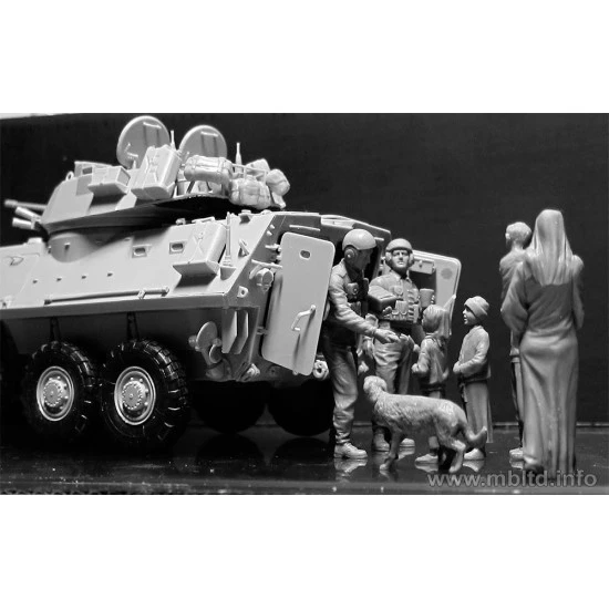 Here is Snickers, help yourself, please! US soldiers with children 8 fig Master Box 35159