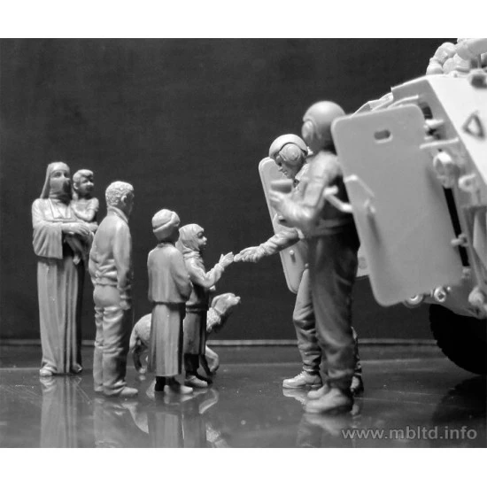 Here is Snickers, help yourself, please! US soldiers with children 8 fig Master Box 35159