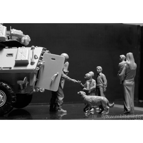 Here is Snickers, help yourself, please! US soldiers with children 8 fig Master Box 35159
