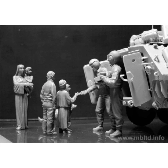 Here is Snickers, help yourself, please! US soldiers with children 8 fig Master Box 35159