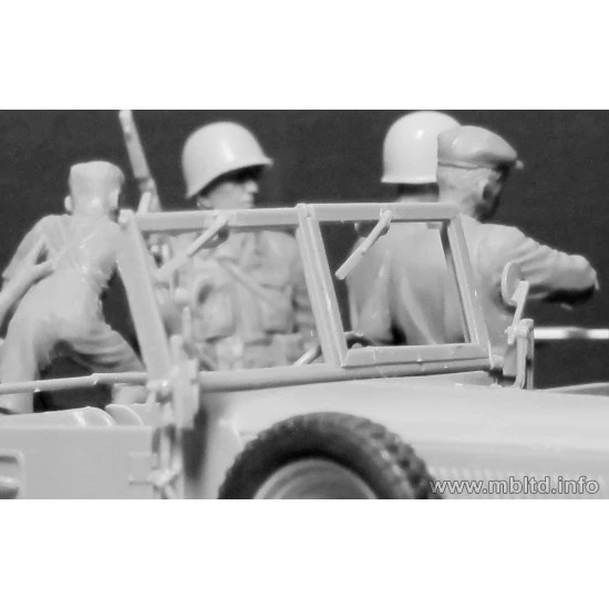 Hitching a ride, US Paratroopers and Civilians WITHOUT CAR 1/35 Master Box 35161