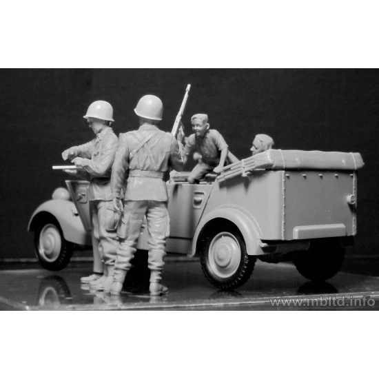 Hitching a ride, US Paratroopers and Civilians WITHOUT CAR 1/35 Master Box 35161