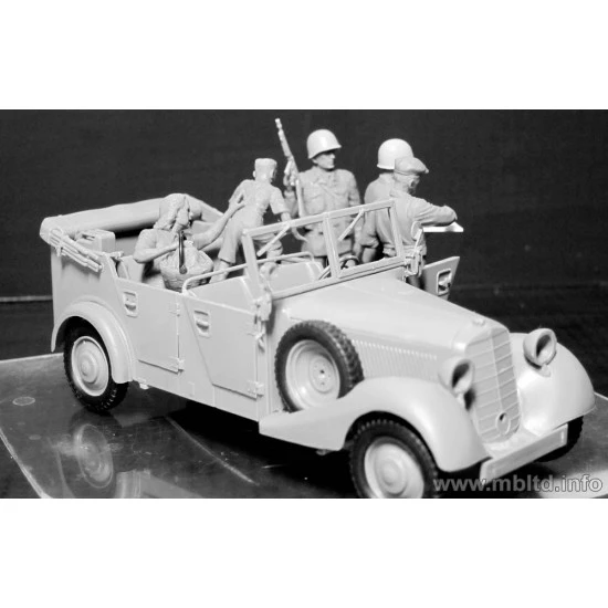 Hitching a ride, US Paratroopers and Civilians WITHOUT CAR 1/35 Master Box 35161