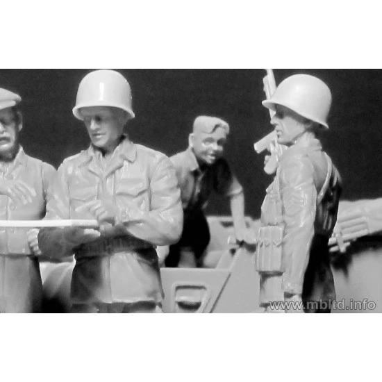 Hitching a ride, US Paratroopers and Civilians WITHOUT CAR 1/35 Master Box 35161