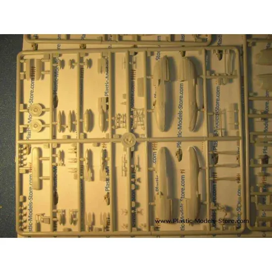 Pe-2 Petlyakov soviet dive bomber early version WWII 1/72 UM 101