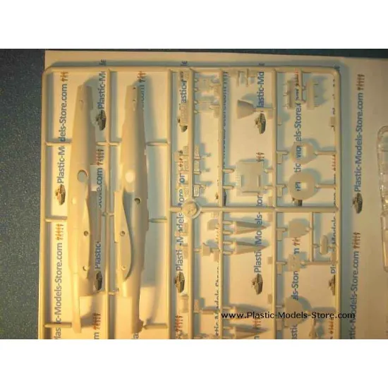 Pe-2 Petlyakov soviet dive bomber early version WWII 1/72 UM 101