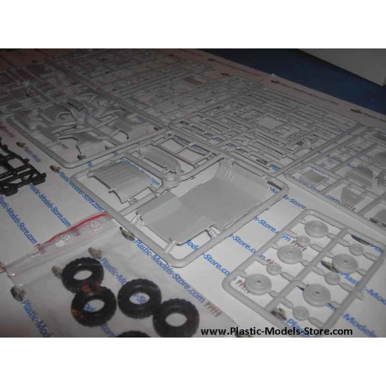 UAZ-469 with 106-mm gun Soviet car 1/35 Military Wheels 3508