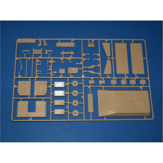 M977 Maxi-Ambulance Scale Model 1/35 academy 1352