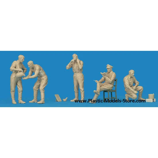 GERMAN SOLDIERS AT REST 5 fig. 1/35 Miniart 35062