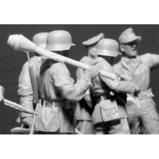 Lets Stop Them Here! German Military Men, 1945 Master Box 35162