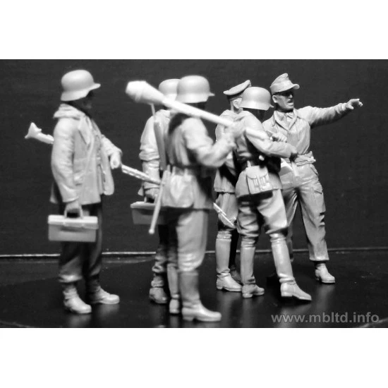 Lets Stop Them Here! German Military Men, 1945 Master Box 35162