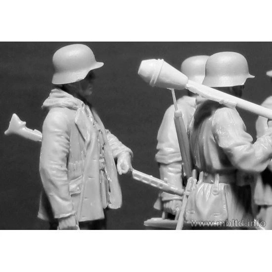 Lets Stop Them Here! German Military Men, 1945 Master Box 35162