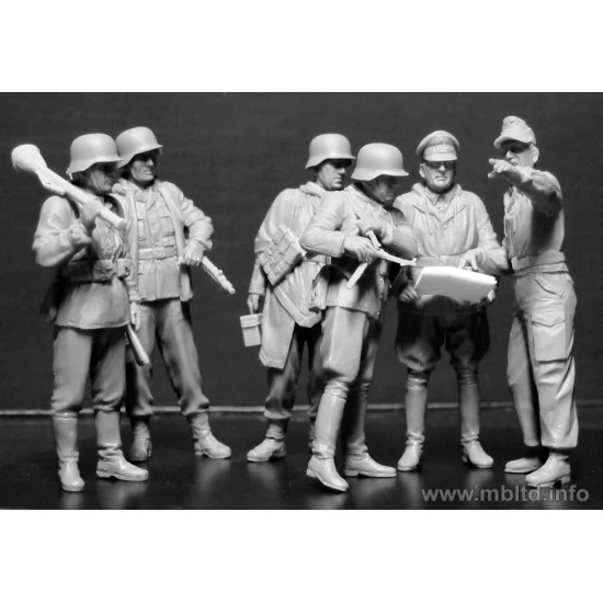 Lets Stop Them Here! German Military Men, 1945 Master Box 35162