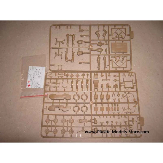 German Motorcycle Repair Crew with BMW R75 1/35 Master Box 3560