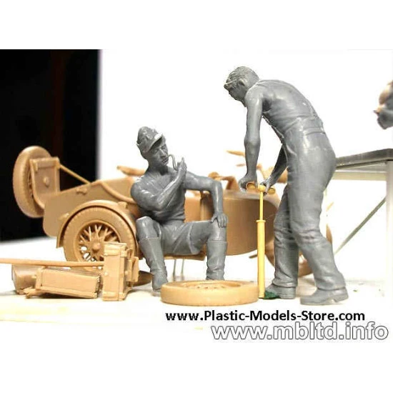 German Motorcycle Repair Crew with BMW R75 1/35 Master Box 3560