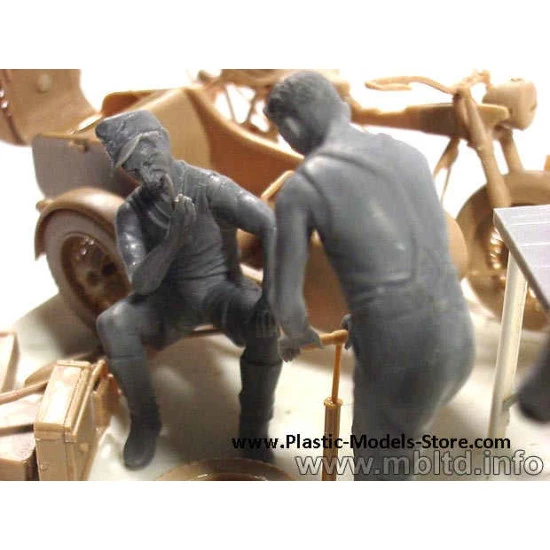 German Motorcycle Repair Crew with BMW R75 1/35 Master Box 3560