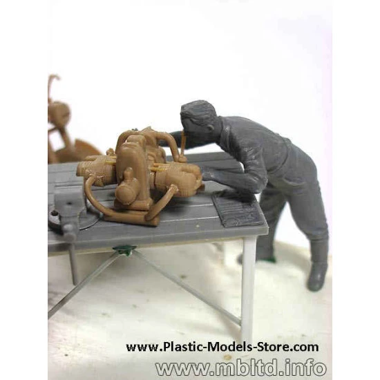 German Motorcycle Repair Crew with BMW R75 1/35 Master Box 3560