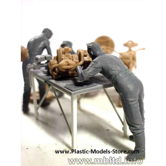 German Motorcycle Repair Crew with BMW R75 1/35 Master Box 3560