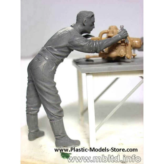 German Motorcycle Repair Crew with BMW R75 1/35 Master Box 3560