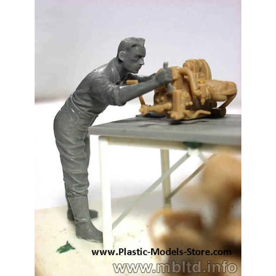 German Motorcycle Repair Crew with BMW R75 1/35 Master Box 3560