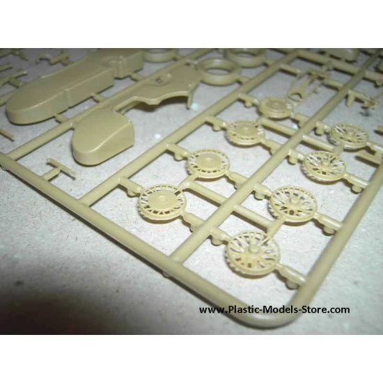 German Motorcycle Repair Crew with BMW R75 1/35 Master Box 3560