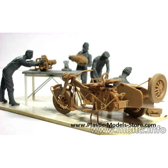 German Motorcycle Repair Crew with BMW R75 1/35 Master Box 3560