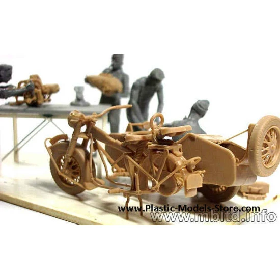 German Motorcycle Repair Crew with BMW R75 1/35 Master Box 3560