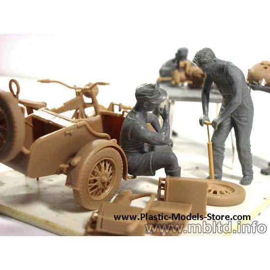 German Motorcycle Repair Crew with BMW R75 1/35 Master Box 3560