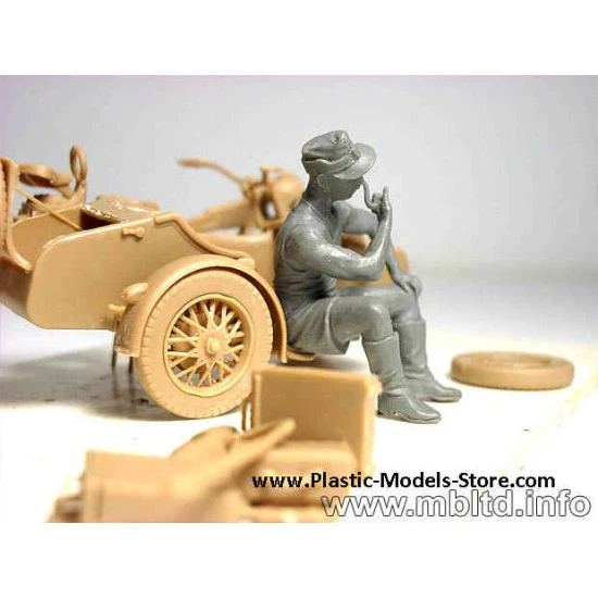 German Motorcycle Repair Crew with BMW R75 1/35 Master Box 3560