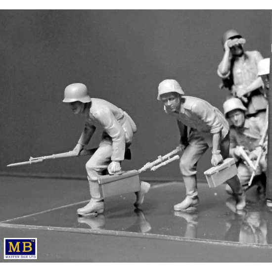 GERMAN INFANTRY, WWII ERA, EARLY PERIOD 1/35 MASTER BOX 35177