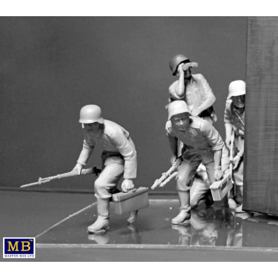 GERMAN INFANTRY, WWII ERA, EARLY PERIOD 1/35 MASTER BOX 35177