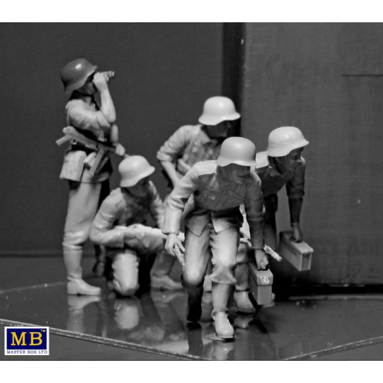 GERMAN INFANTRY, WWII ERA, EARLY PERIOD 1/35 MASTER BOX 35177