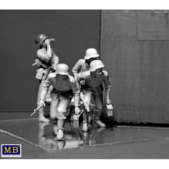 GERMAN INFANTRY, WWII ERA, EARLY PERIOD 1/35 MASTER BOX 35177