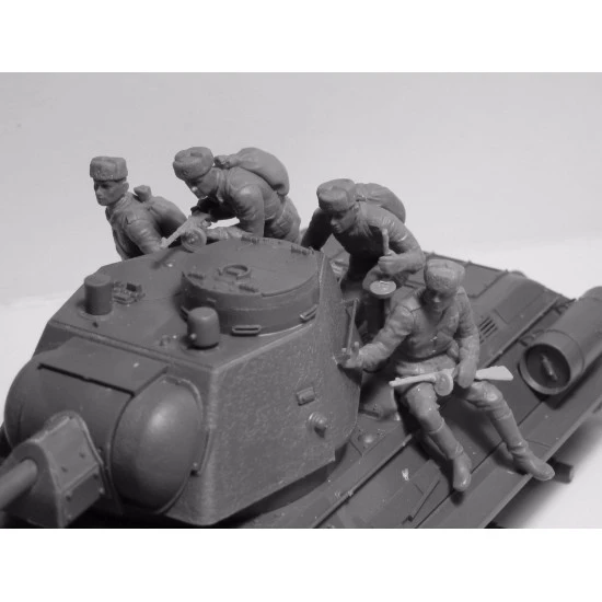 PLASTIC MODEL FIGURE SOVIET TANK RIDERS 1943-1945 4 FIGURES 1/35 ICM 35640