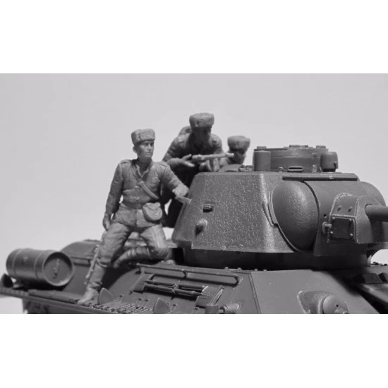 PLASTIC MODEL FIGURE SOVIET TANK RIDERS 1943-1945 4 FIGURES 1/35 ICM 35640